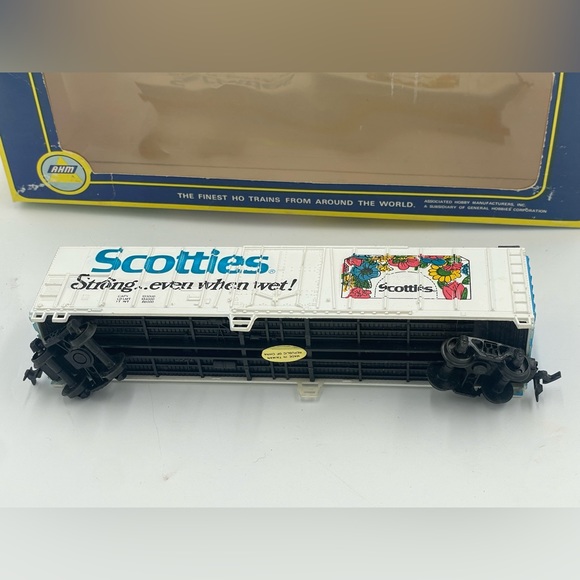 AHM Scotties Toilet Paper HO Train Car Mechanical Reefer with accessories bundle - Picture 9 of 12